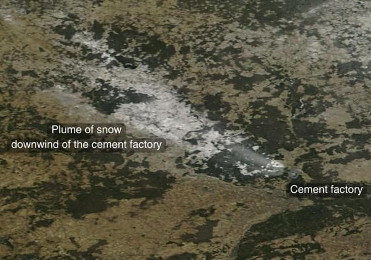 La imagen de satélite muestra una columna de nieve en el suelo a sotavento de la planta de cemento Fokino en Rusia