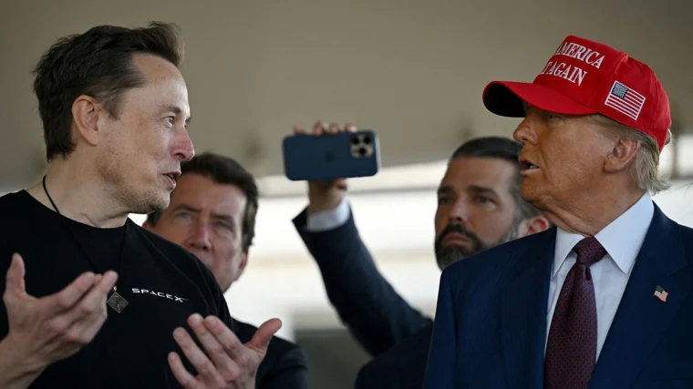 Elon Musk y Donald Trump durante los minutos previos al lanzamiento de la sexta prueba de Starship