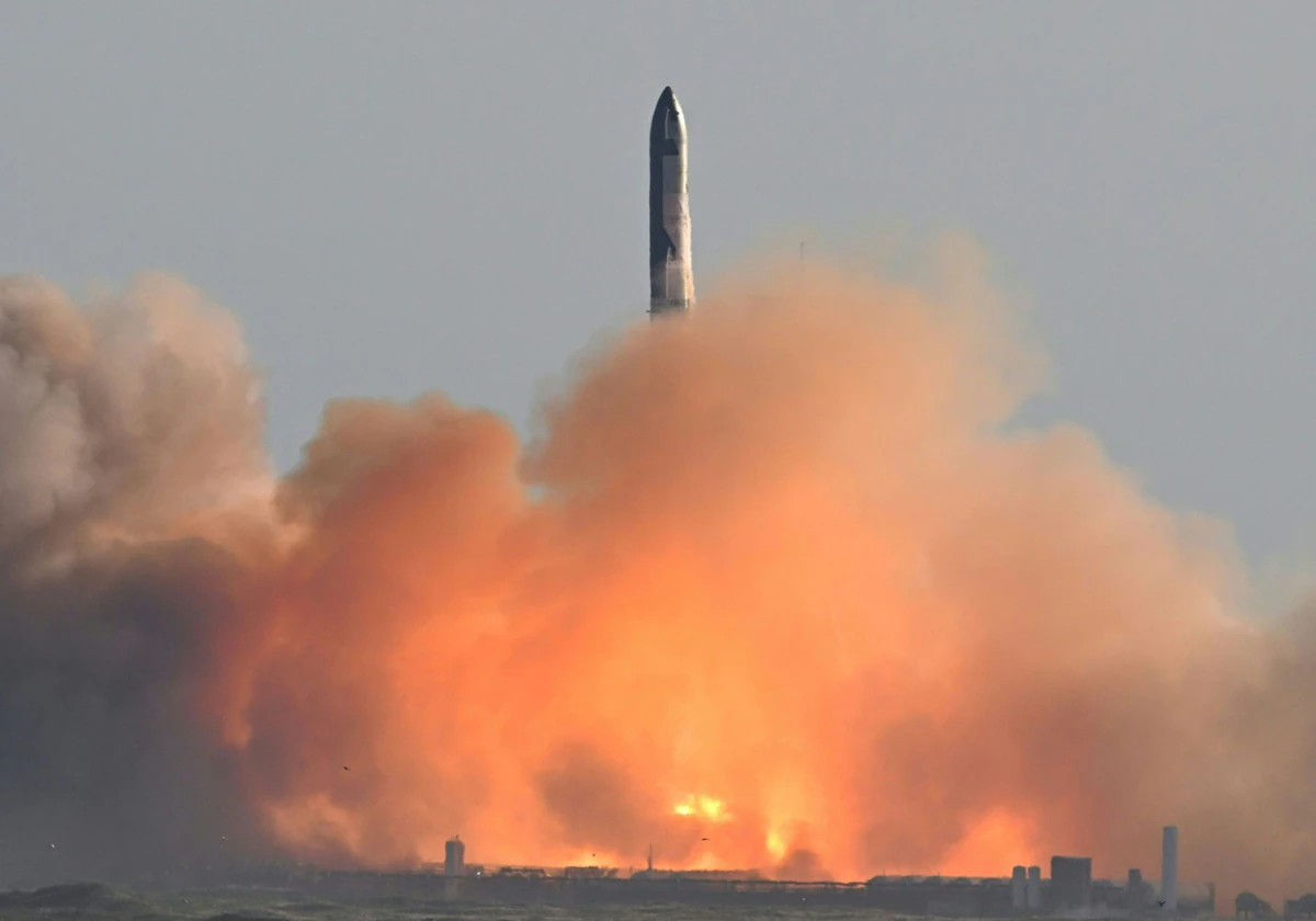 Starship durante el despegue este martes en las instalaciones de SpaceX en Boca Chica, Texas