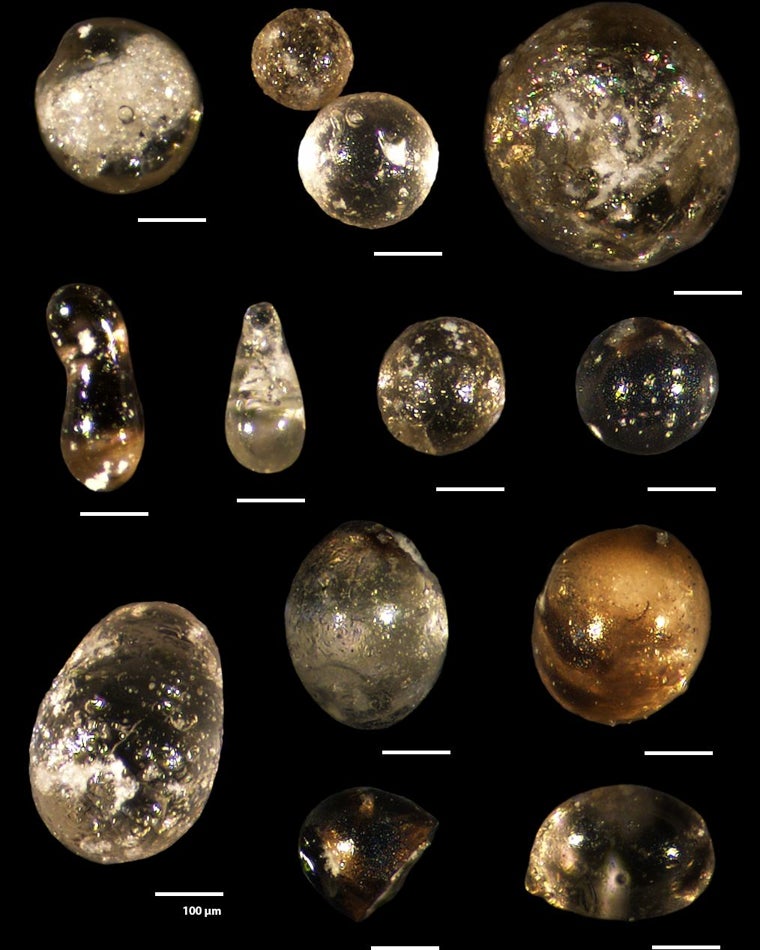 Imagen microscópica de gotas de sílice, o microesférulas, encontradas en las rocas de la zona de impacto