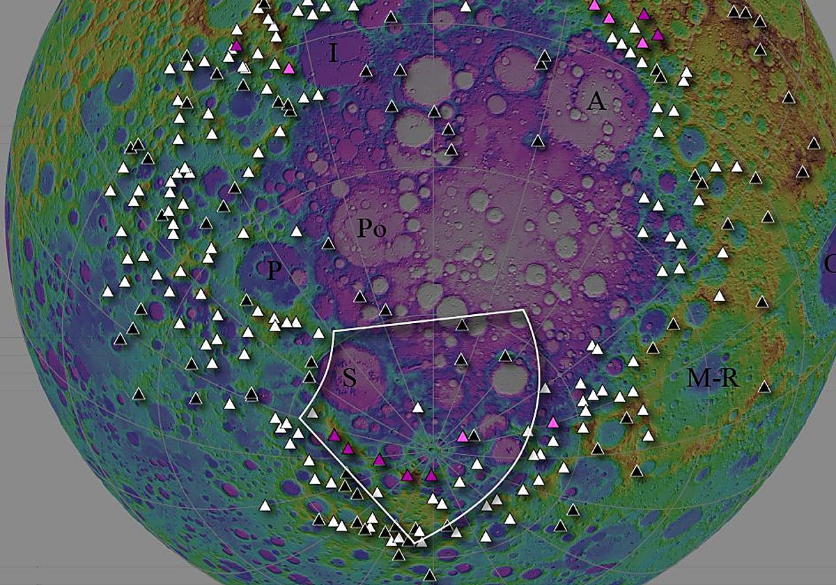 Un modelo topográfico de la Luna que utiliza una escala de colores del púrpura (bajo) al rojo (alto) basado en datos recopilados por el Lunar Reconnaissance Orbiter de la NASA y Kaguya de la Agencia Espacial Japonesa. La vista muestra la cuenca Aitken. Los triángulos marcan características montañosas que se pueden encontrar alrededor de ella