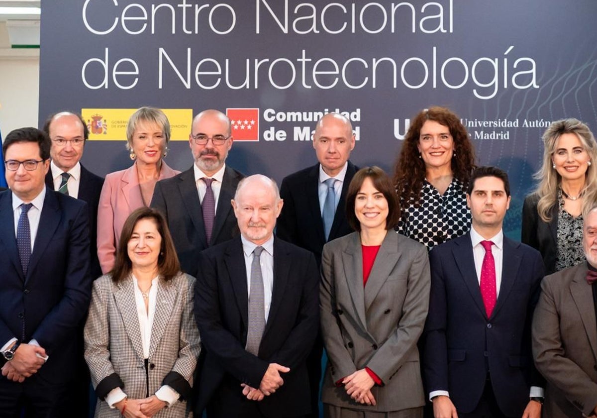 Asistentes a la firma del convenio por el Centro Nacional de Neurotecnología