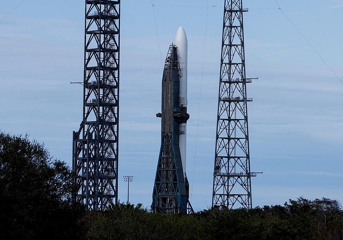 El cohete New Glenn de Blue Origin preparado para su lanzamiento inaugural en la Estación Espacial de Cabo Cañaveral