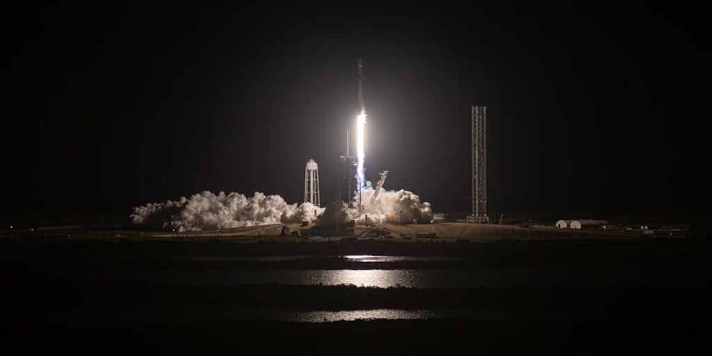 SpaceX lanza con éxito dos nuevas misiones  a la Luna en un mismo cohete