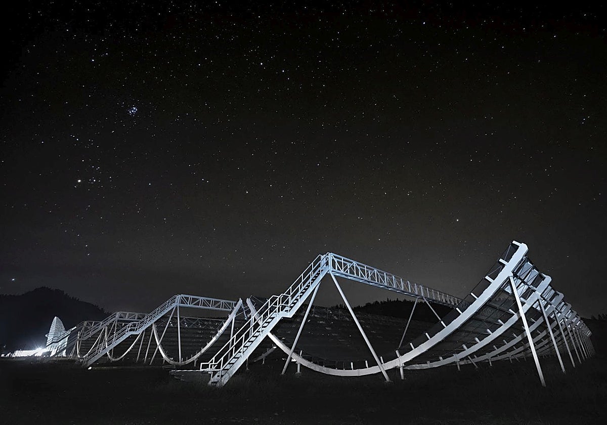 Imagen del radiotelescopio CHIME (Canadian Hydrogen Intensity Mapping Experiment) con el que se descubrió el nuevo y sorprendente FB