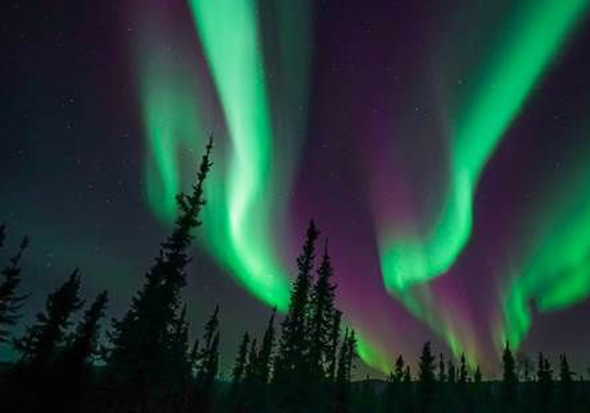 Uno de los efectos de las tormentas solares son las auroras boreales, como esta observada en Alaska