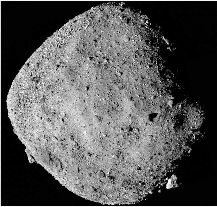 Una imagen en mosaico del asteroide Bennu, compuesta por 12 imágenes recopiladas por la nave espacial OSIRIS-REx desde un rango de 24 kilómetros