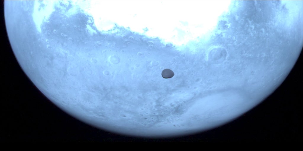 La nave Hera sobrevuela Marte y capta la cara oculta de Deimos, su luna más enigmática