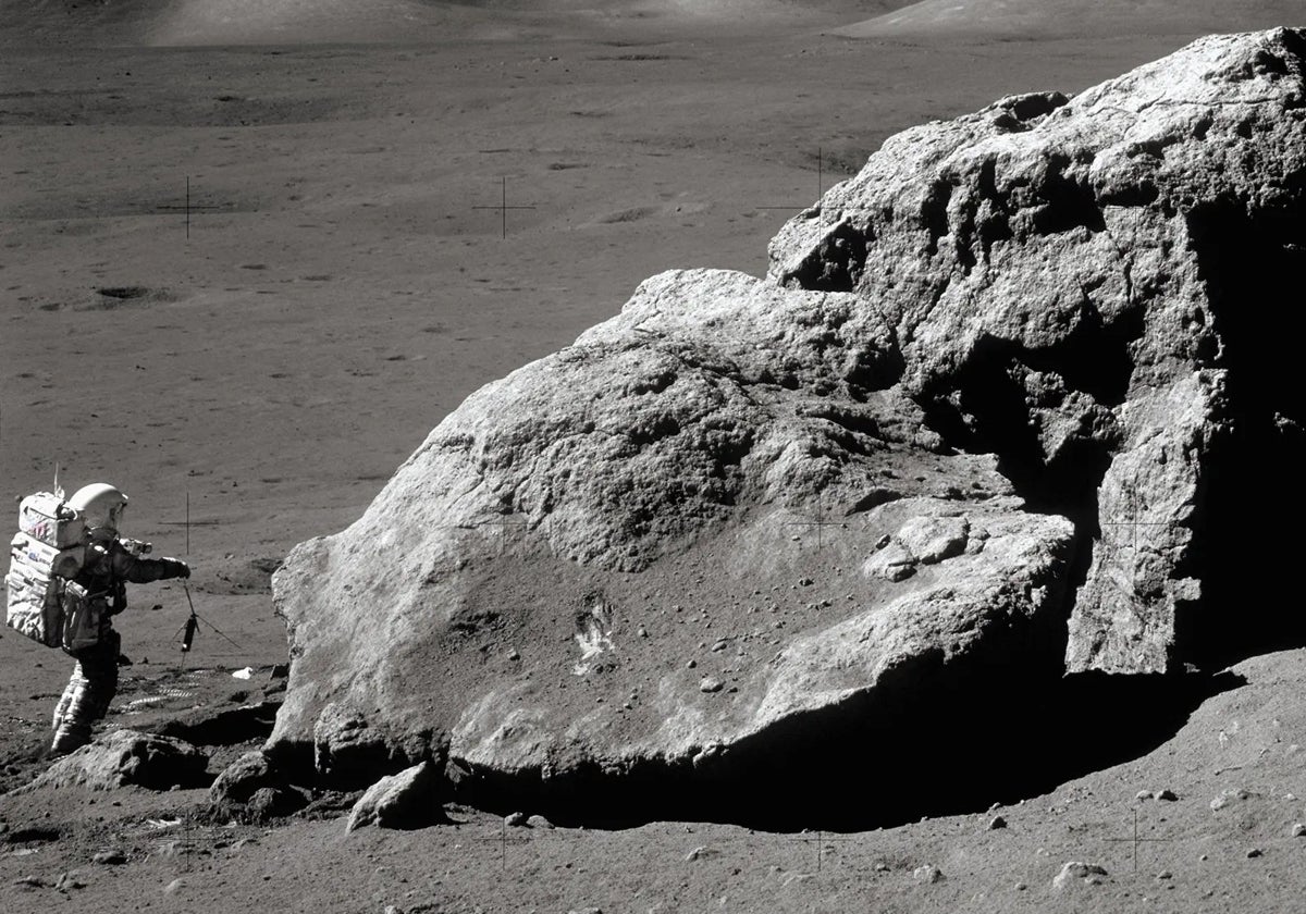 El astronauta Harrison Schmitt durante la misión Apolo 17 junto con una gran roca lunar