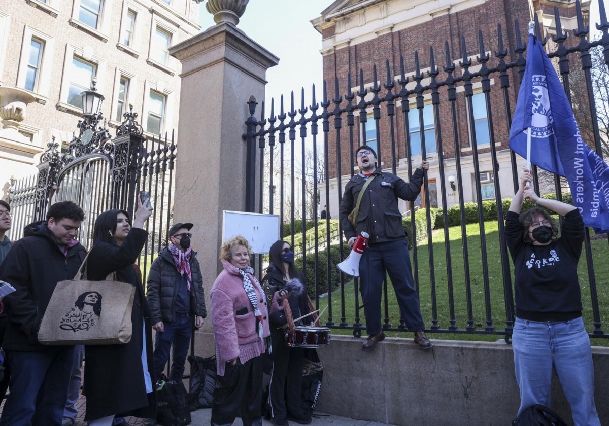 Concentración a las puertas de la Universidad de Columbia