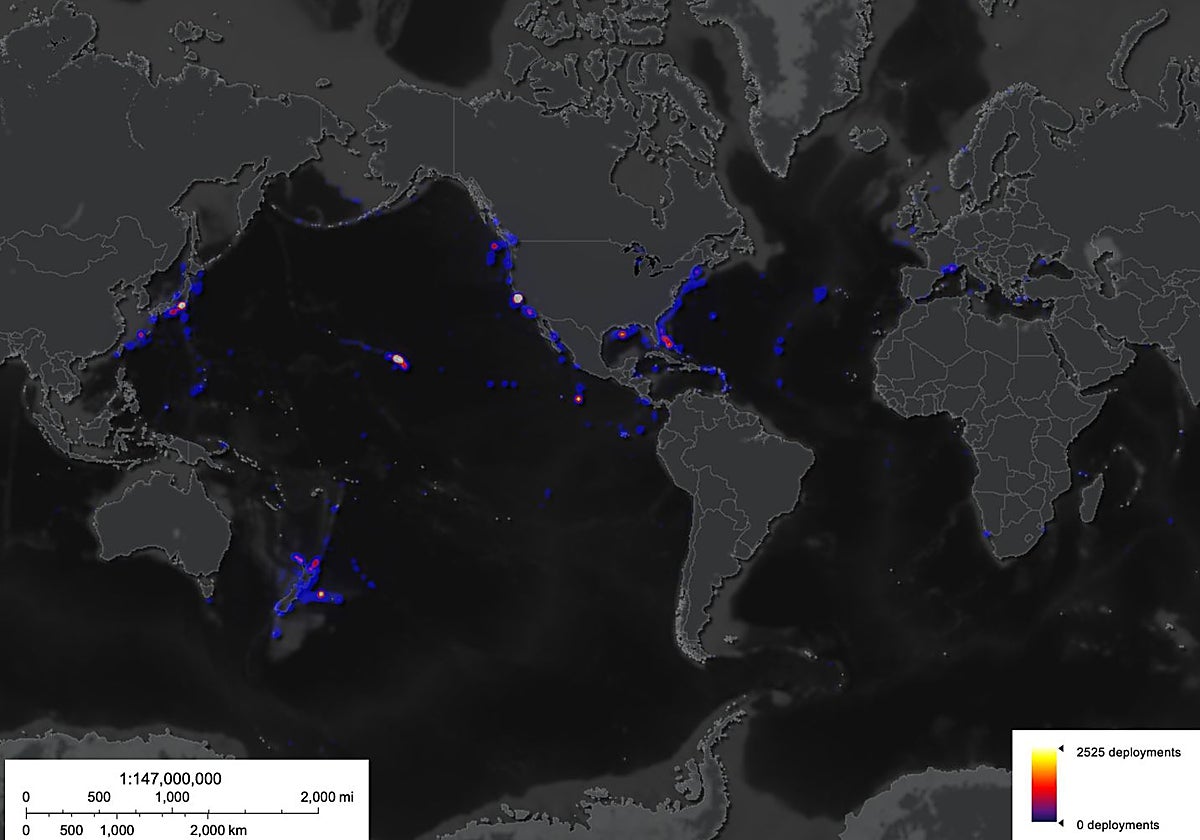 El gráfico muestra cómo las inmersiones en aguas profundas se concentran alrededor de las costas de un pequeño número de países