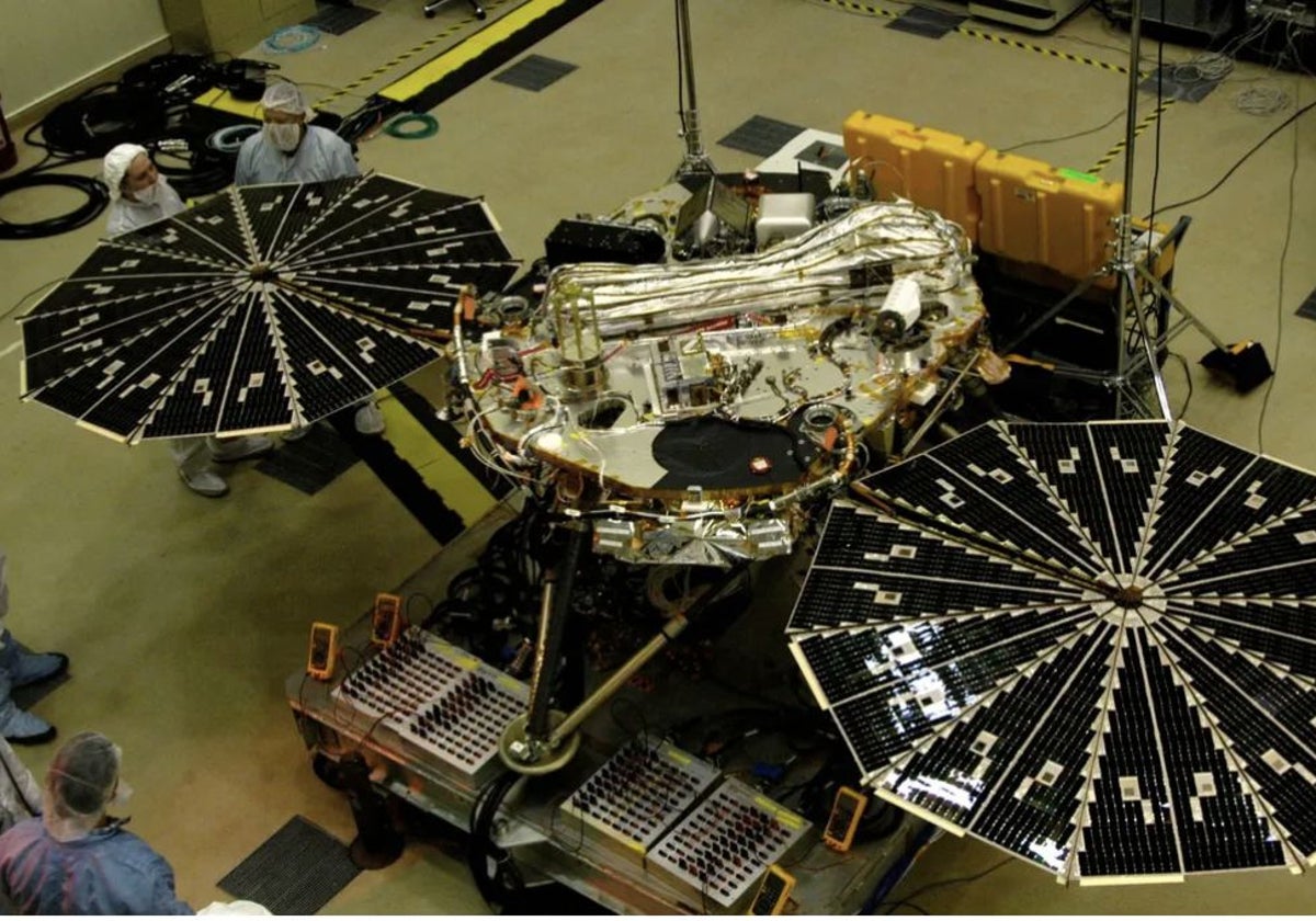 El módulo de aterrizaje Phoenix Mars de la NASA se somete a pruebas antes de su lanzamiento en agosto de 2007