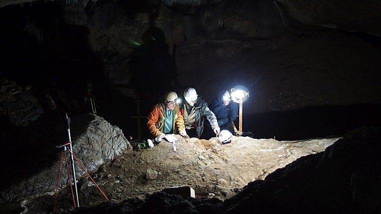 Excavaciones en 2022 en la cueva vasca de Isturitz, Francia, donde se descubrieron varias decenas de objetos de hueso de ballena