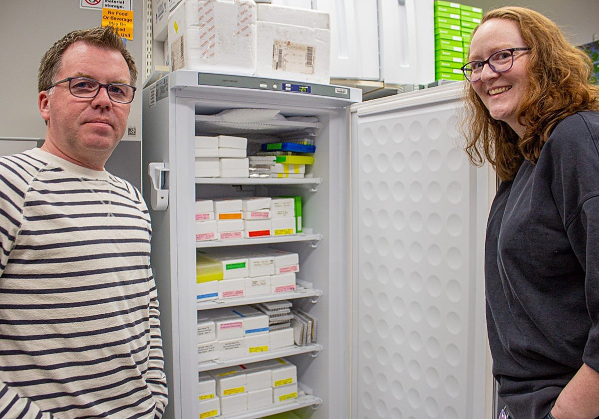 Warren Booth (a la izquierda) y Lindsay Miles en uno de varios refrigeradores llenos de muestras de chinches recolectadas de todo el mundo