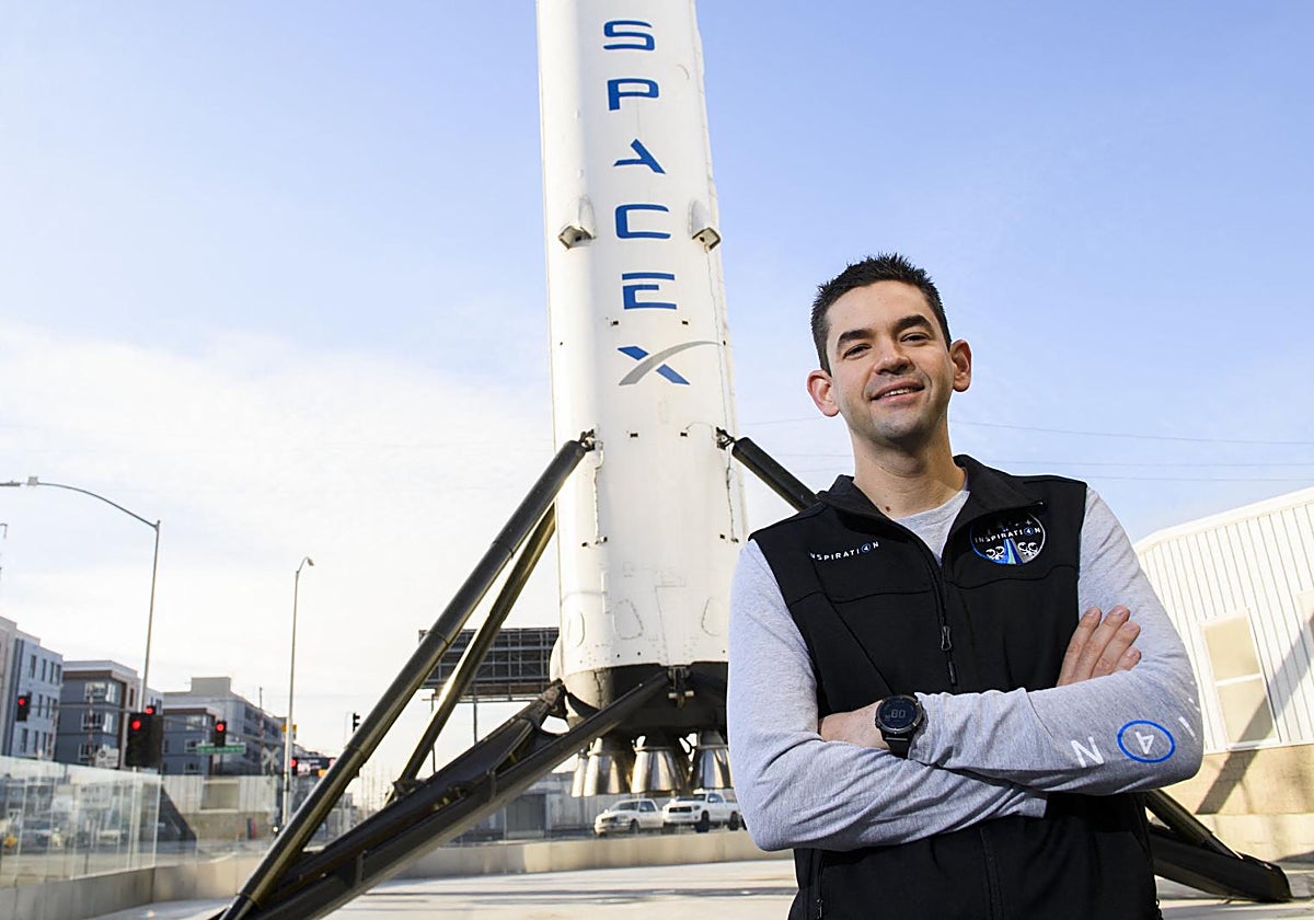Jared Isaacman, fundador y director ejecutivo de Shift4 Payments, posa para un retrato frente a la primera etapa recuperada de un cohete Falcon 9 de SpaceX