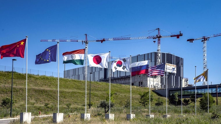 Banderas de los distintos países que participan en el proyecto ITER ondeando en el centro de Cadarache, Francia