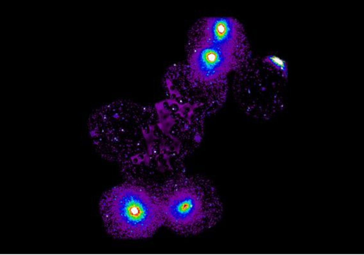 En la imagen, un filamento de gas caliente de 23 años luz de largo (en color púrpura) conecta cuatro cúmulos de galaxias (los cuatro puntos brillantes). Su hallazgo confirma que la 'materia perdida' del Universo se encuentra en estructuras similares