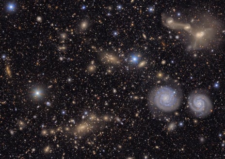 Imagen secundaria 1 - En la parte superior, la imagen completa tomada por el Observatorio Vera C. Rubin con las nombres que se han dado a algunas de las galaxias (los puntos sin cartela al lado son áreas inexploradas del cosmos). Abajo, la intersección apuntada arriba enel cuadro amarillo. Se trata de una sección de la vista completa del cúmulo Virgo donde se pueden ver dos galaxias espirales prominentes (abajo a la derecha), tres galaxias en proceso de fusión (arriba a la derecha), varios grupos de galaxias lejanas, muchas estrellas de la Vía Láctea. A la derecha, parte de la imagen completa tomada por el Vera C. Rubin que apenas es un 2% de toda la imagen completa que puede sacar del cielo Observatorio Vera C. Rubin de la NSF-DOE