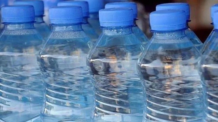 Hallan una bacteria que transforma el plástico de las botellas en paracetamol