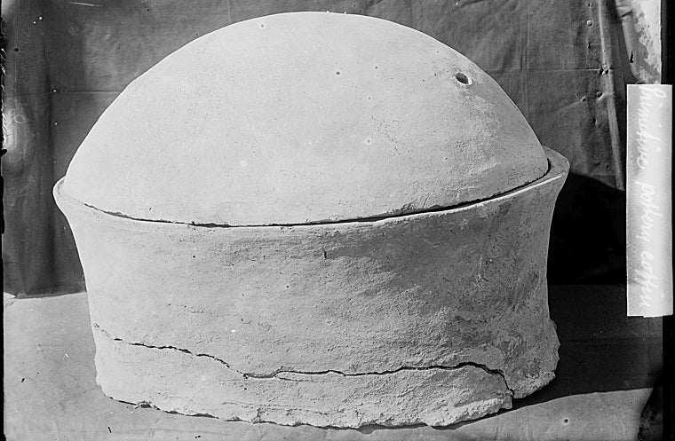 Vasija de cerámica en la que se descubrió el individuo de Nuwayrat