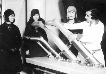 El nailon, la fibra sintética que nació para fabricar paracaídas en la Segunda Guerra Mundial y cubrió las piernas de las mujeres