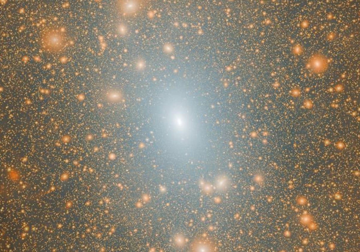Imagen de la simulación 'Aquarius', en la que un halo de materia oscura, en el centro, aparece rodeado por una multitud de estructuras, tal y como predice el modelo LCDM
