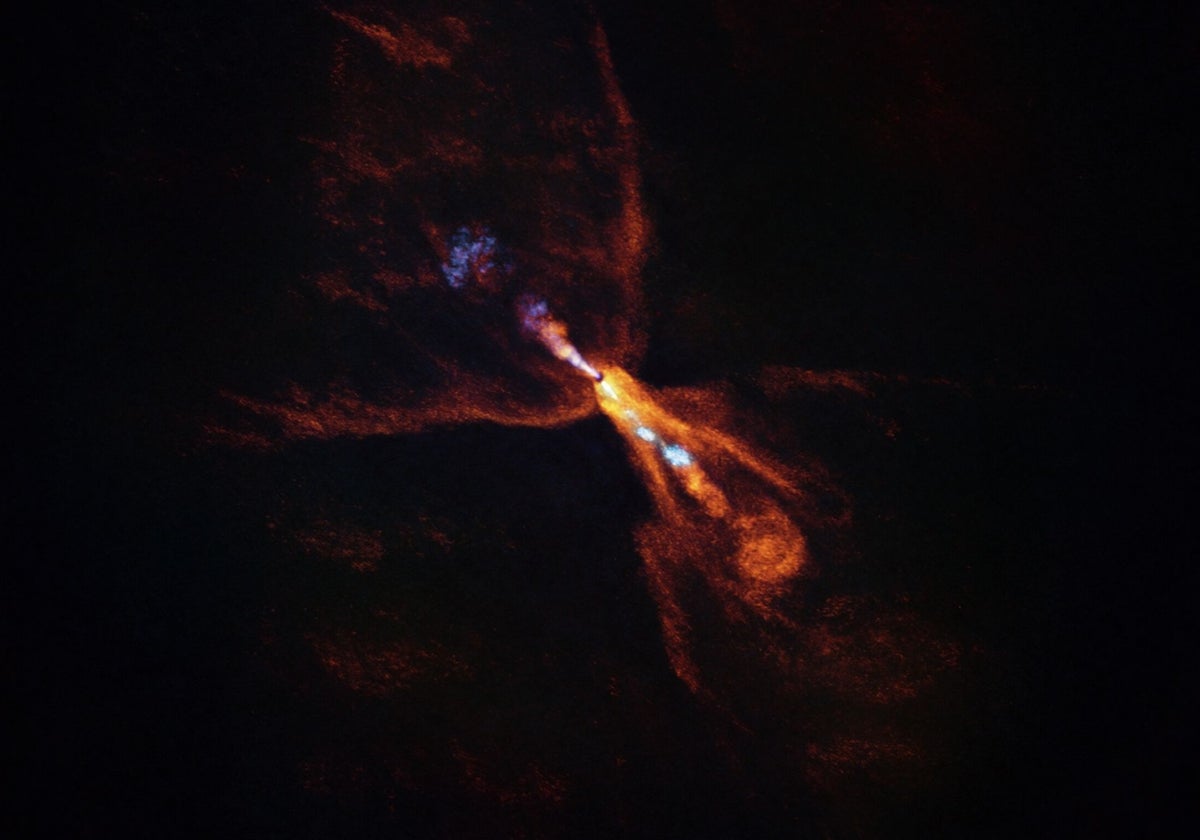 En la imagen, la estrella bebé HOPS-315. En naranja, distribución del monóxido de carbono alejándose de la estrella. En azul, un estrecho chorro de monóxido de silicio, las primeras etapas de la formación planetaria