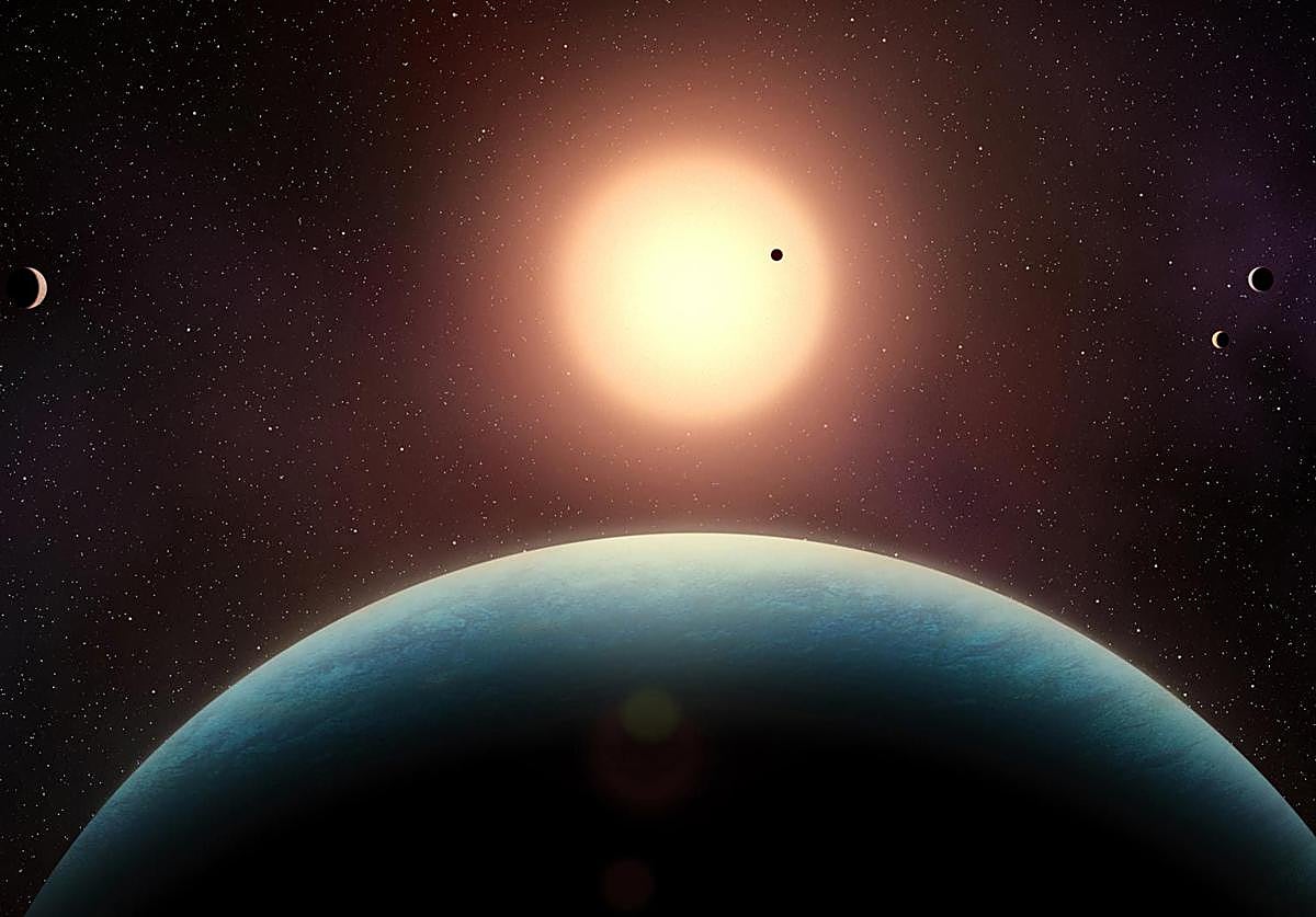 En la ilustración, el sistema planetario L 98-59, formado por cinco planetas rocosos, uno de ellos potencialmente habitable