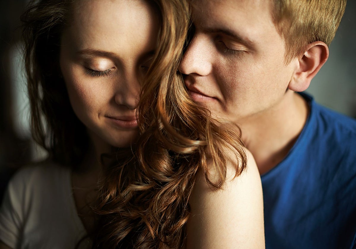 El estudio dice que determinados compuestos en el olor femenino durante la ovulación hacen que los hombres se relajen y encuentren a las mujeres más atractivas