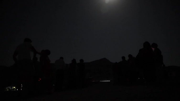 Un grupo de personas se reúne para ver la lluvia de meteoritos en Emiratos Árabes Unidos