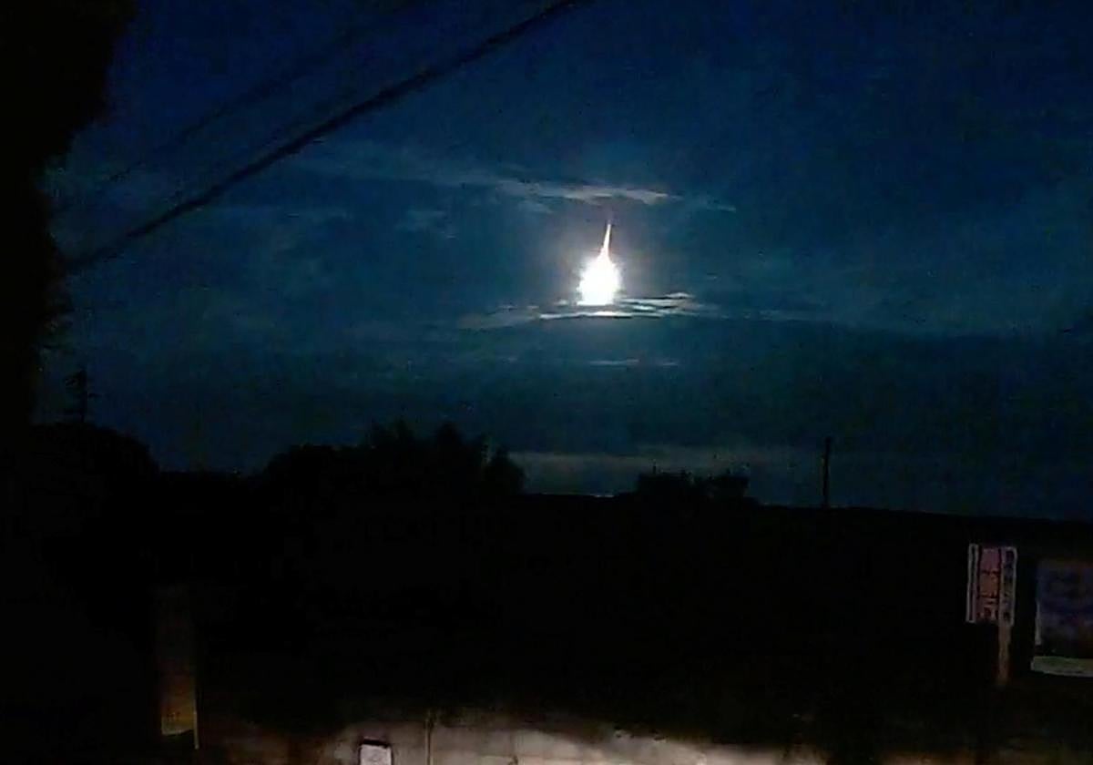 Una bola de fuego atraviesa el cielo, vista desde Kumamoto, Kyushu, Japón