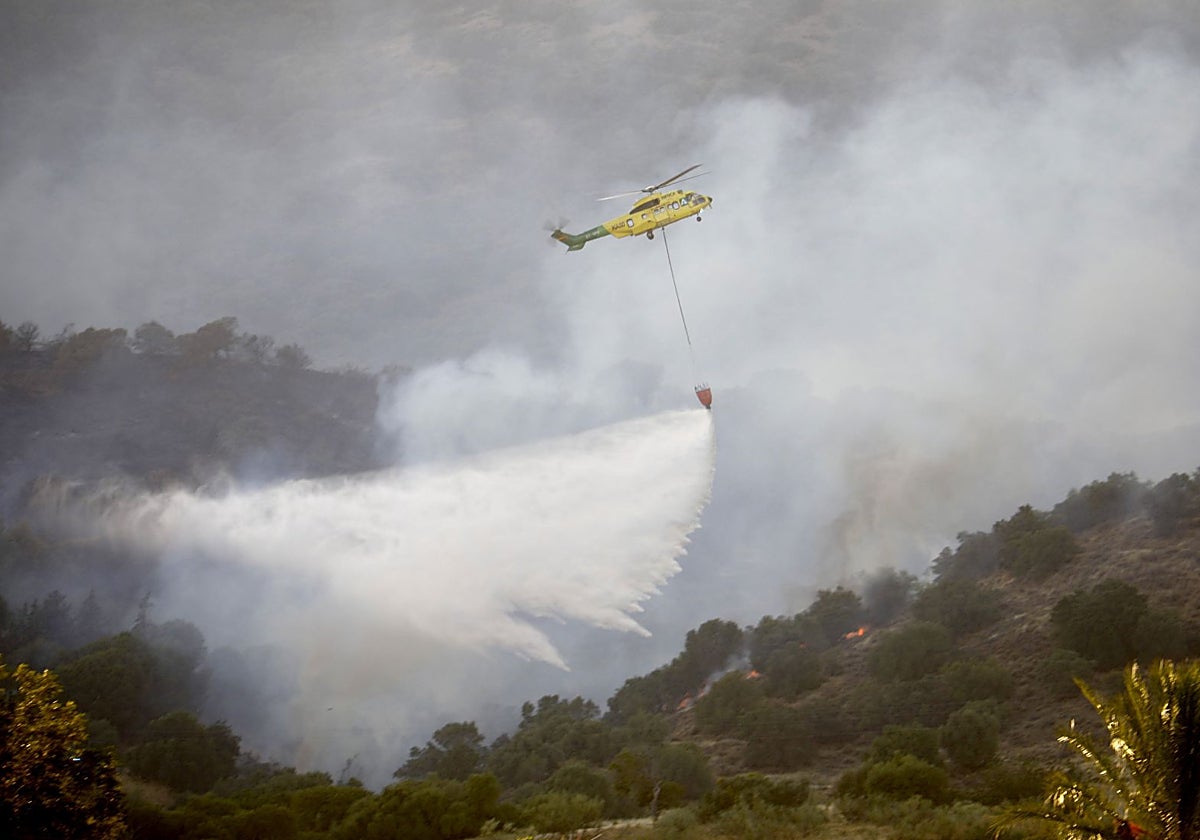 Medios aéreos trabajan en la extinción del incendio declarado este martes en la sierra de Córdoba
