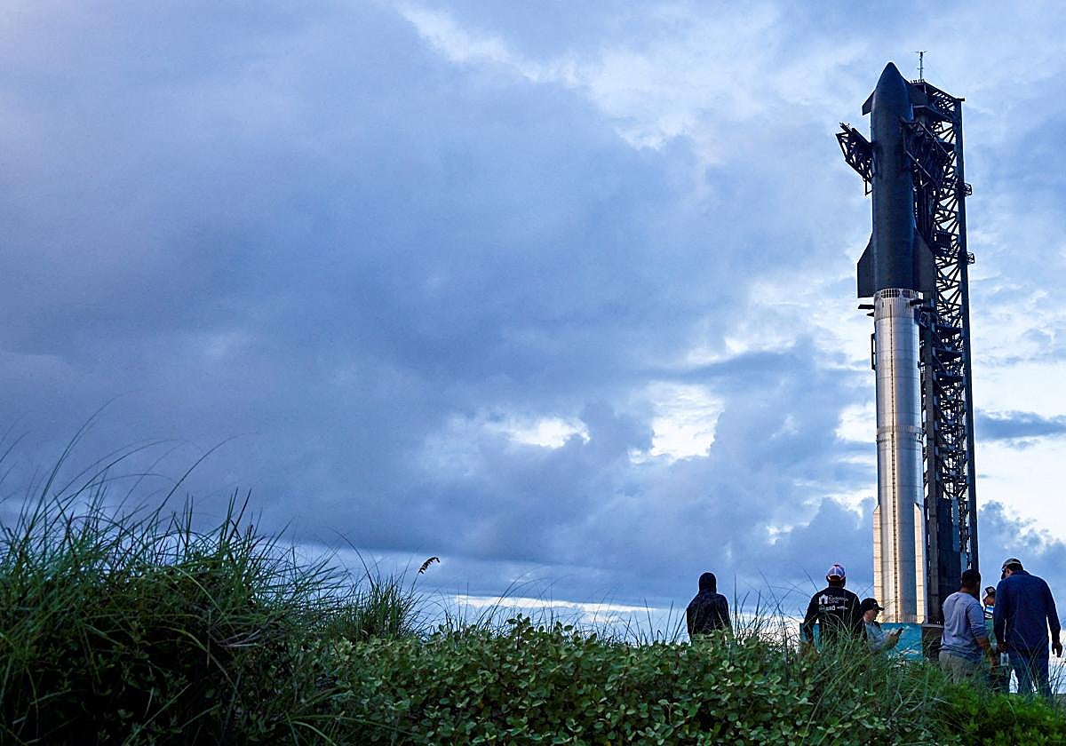 Los espectadores observan desde las dunas mientras continúan los preparativos para el lanzamiento de la nave espacial SpaceX Starship