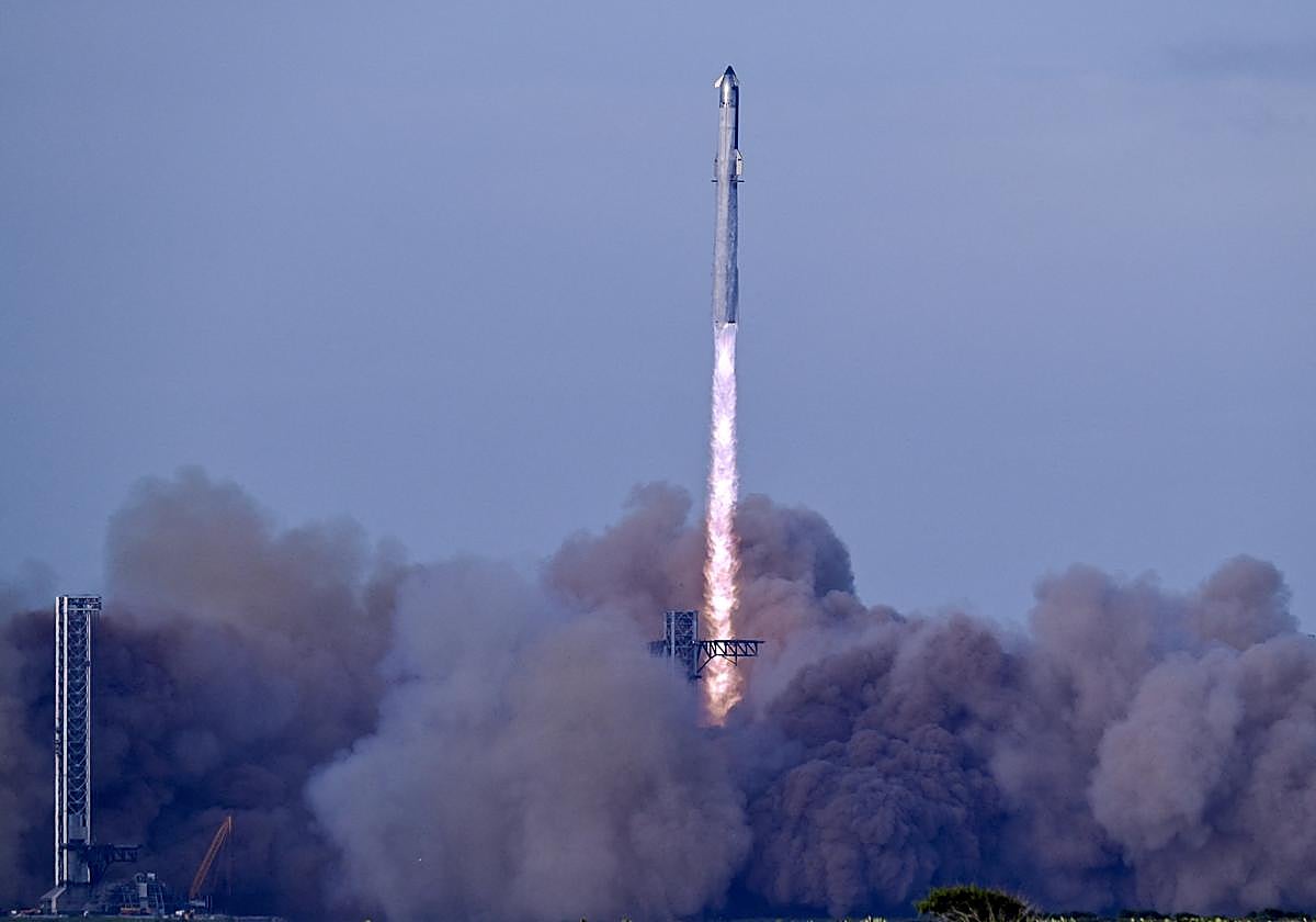 Un cohete Super Heavy de SpaceX que transporta la nave espacial Starship despega en su décimo vuelo de prueba