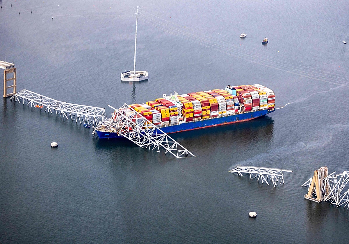 El puente de Baltimore, totalmente derrumbado, tras el choque del barco de contenedores el 26 de marzo de 2024