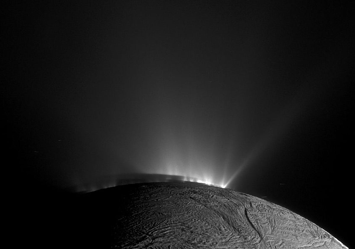 Imagen del polo sur de Encélado tomada por la sonda Cassini el 30 de noviembre de 2010. Los chorros de agua del océano subterráneo de la luna son visibles proyectándose a través de grietas en el hielo