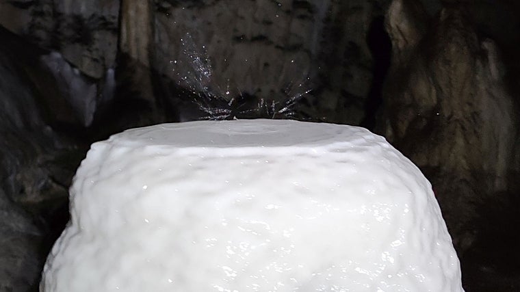 En esta estalagmita, las gotas que caen mojan un pequeño parche circular en lugar de un punto, lo que mantiene plano el nivel superior