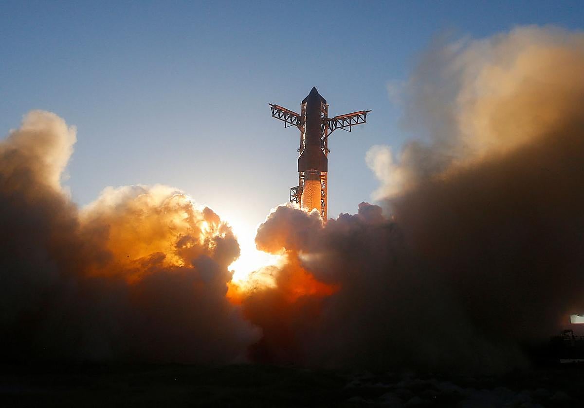 Un cohete Super Heavy de SpaceX que transporta la nave espacial Starship despega en su undécimo vuelo de prueba