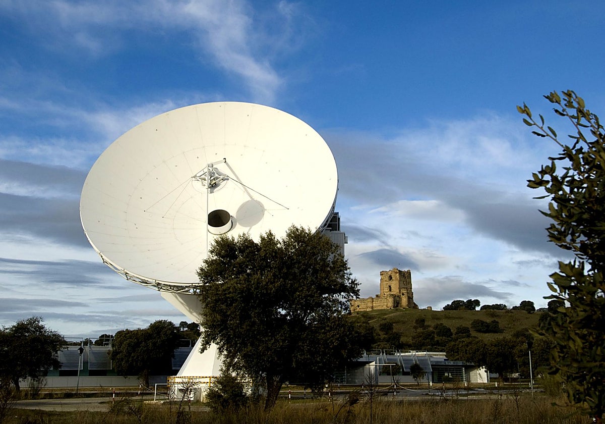 Una de las antenas del ESAC, en Villanueva de la cañada. En segundo plano, el castillo en ruinas de Aulencia