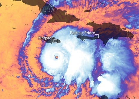 Imagen secundaria 1 - Arriba, en la imagen principal, los incendios de Castilla y León desde espacio fotografiados por Sentinel-2; abajo, a la izquierda, el ojo del huracán Melissa horas antes de llegar a jamaica en una imagen de Sentinel-3; por último, las consecuencias del terremoto de Birmania de marzo donde se puede apreciar la rotura del suelo a la derecha ('fault line') tomada por Sentinel-1
