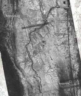 Imagen secundaria 2 - Arriba, en la imagen principal, los incendios de Castilla y León desde espacio fotografiados por Sentinel-2; abajo, a la izquierda, el ojo del huracán Melissa horas antes de llegar a jamaica en una imagen de Sentinel-3; por último, las consecuencias del terremoto de Birmania de marzo donde se puede apreciar la rotura del suelo a la derecha ('fault line') tomada por Sentinel-1