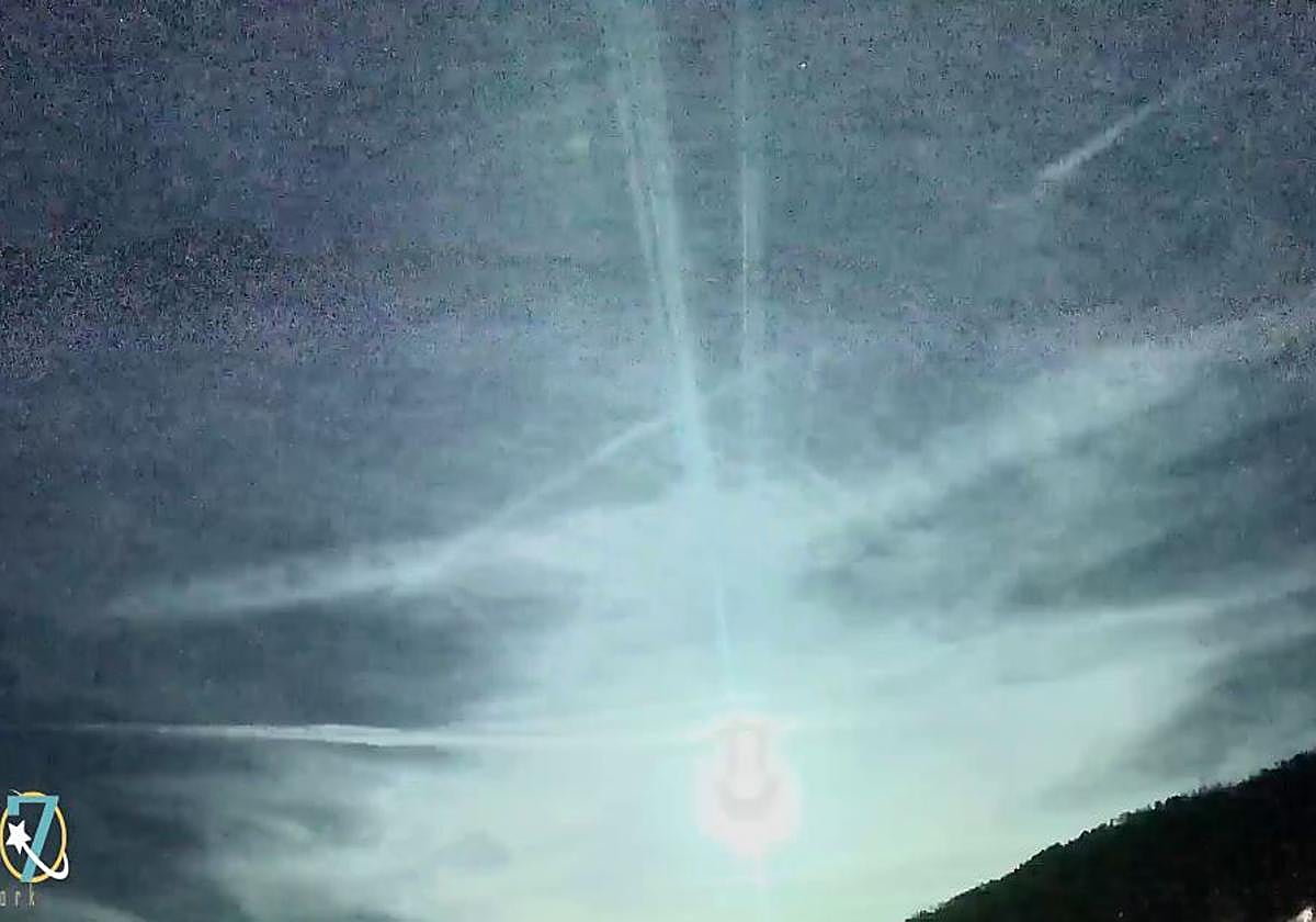 Una enorme bola de fuego ilumina de verde el cielo de Extremadura