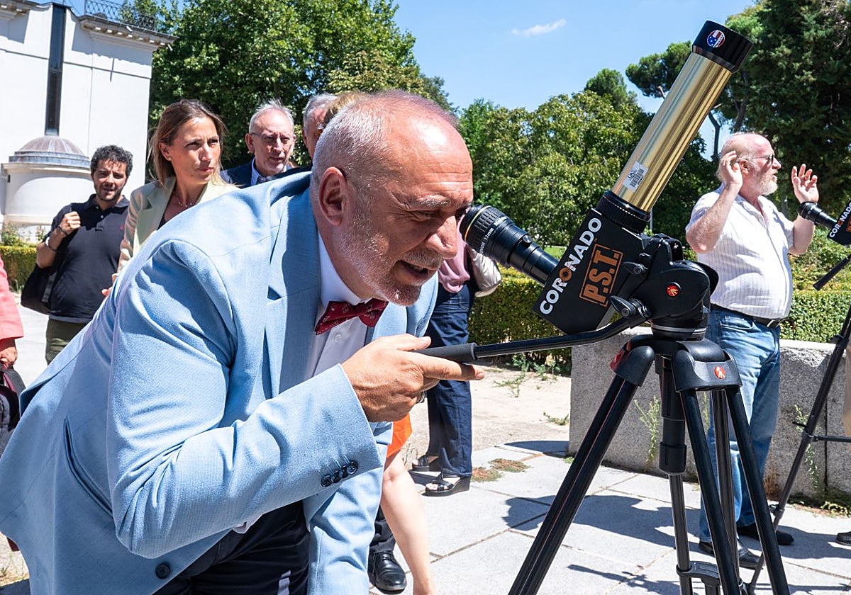 El secretario de Estado de Investigación se asoma a un telescopio