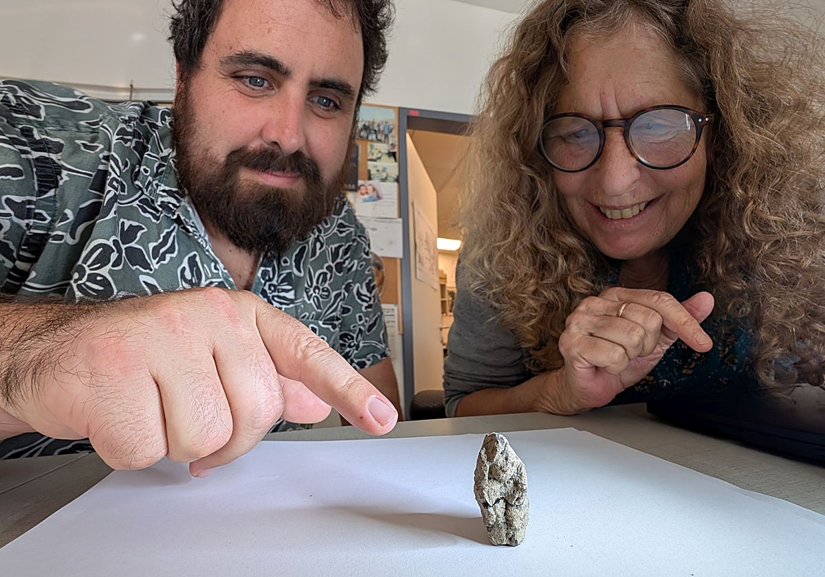 Los investigadores Laurent Davin y Leore Grosman con la figurilla