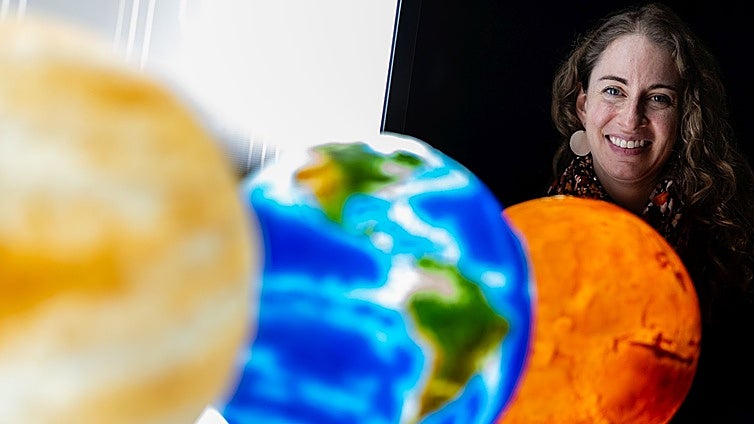 Laura Kreidberg, astrónoma:  «Estamos muy lejos de encontrar pruebas de vida extraterrestre»