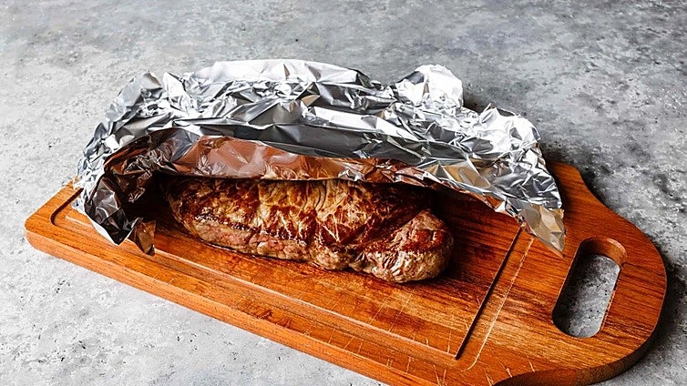 De metálico a mágico: cómo el papel de aluminio revolucionó la conservación de alimentos