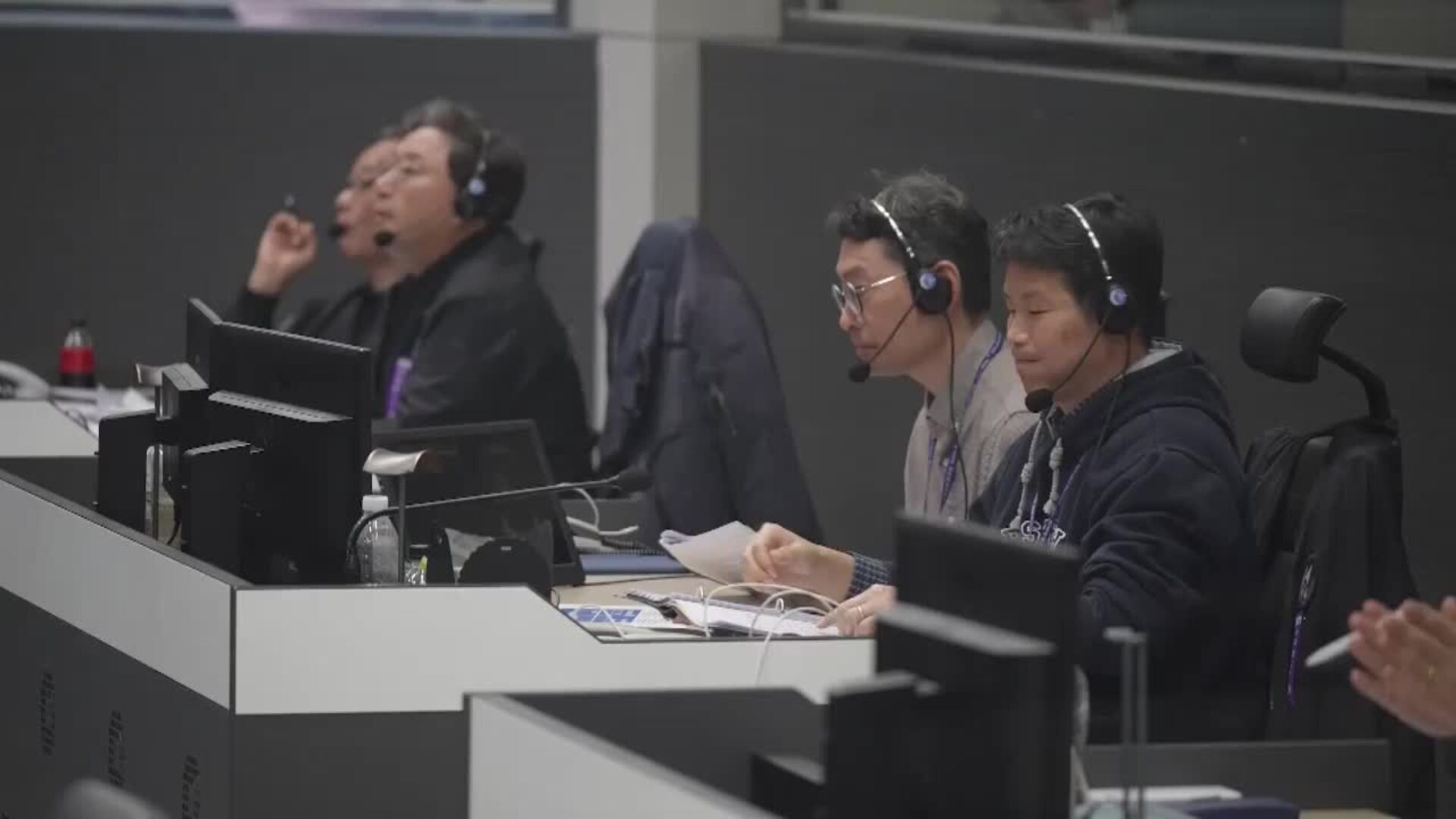 Miembros de la empresa surcoreana Hanwha Aerospace celebran el exitoso cuarto lanzamiento del cohete Nuri