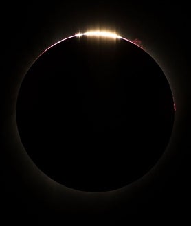 Imagem secundária 2. A imagem principal mostra todas as fases do eclipse solar. À esquerda está o “Anel do Demônio”; À direita estão as Pérolas Bailey, onde é possível ver os últimos raios do Sol rompendo as montanhas e vales lunares.