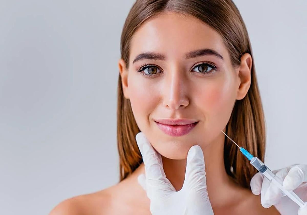 Una joven se somete a un tratamiento estético