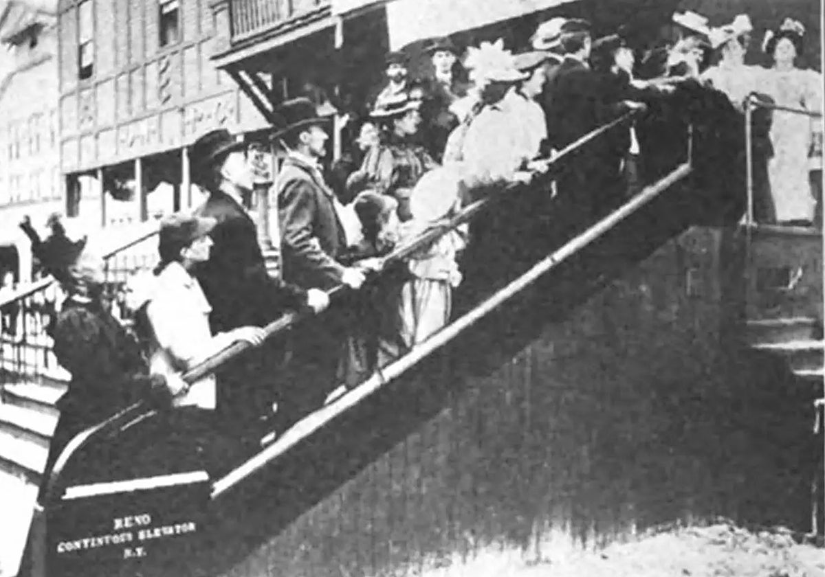 En 1896, el ingeniero Jesse W. Reno llevó su 'Ascensor de Cinta Transportadora Infinita' patentado (aunque él lo llamaba 'ascensor inclinado') al Old Iron Pier de Coney Island
